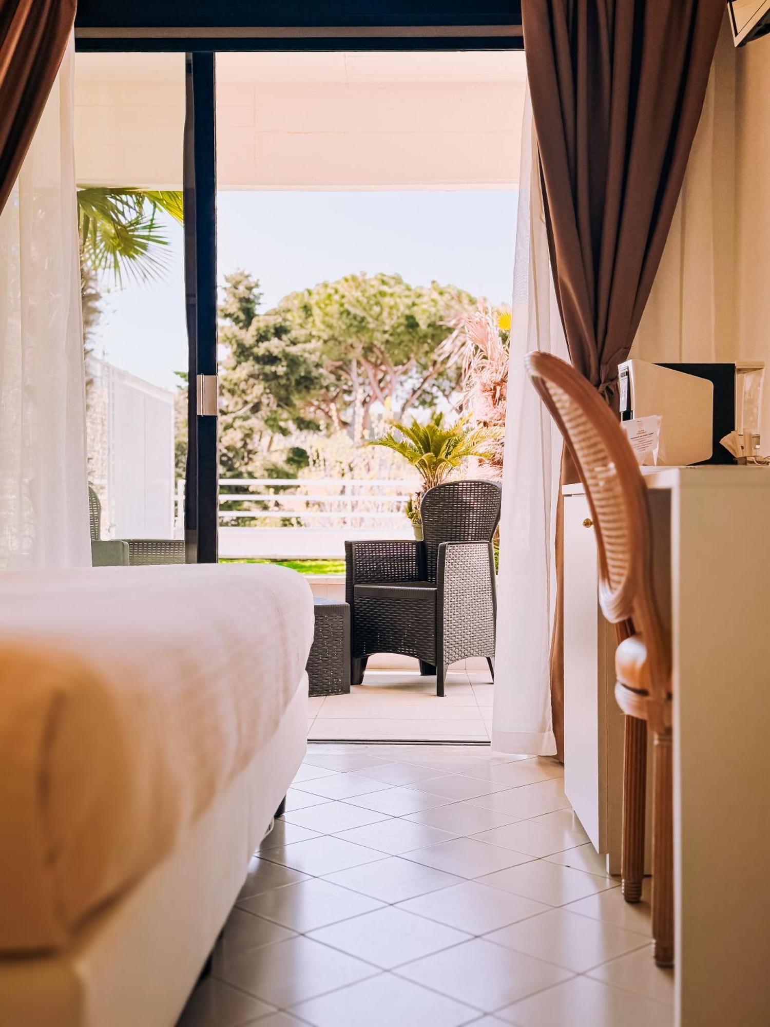Hotel President - Vintage Hotel In Centro Riccione Ruang foto
