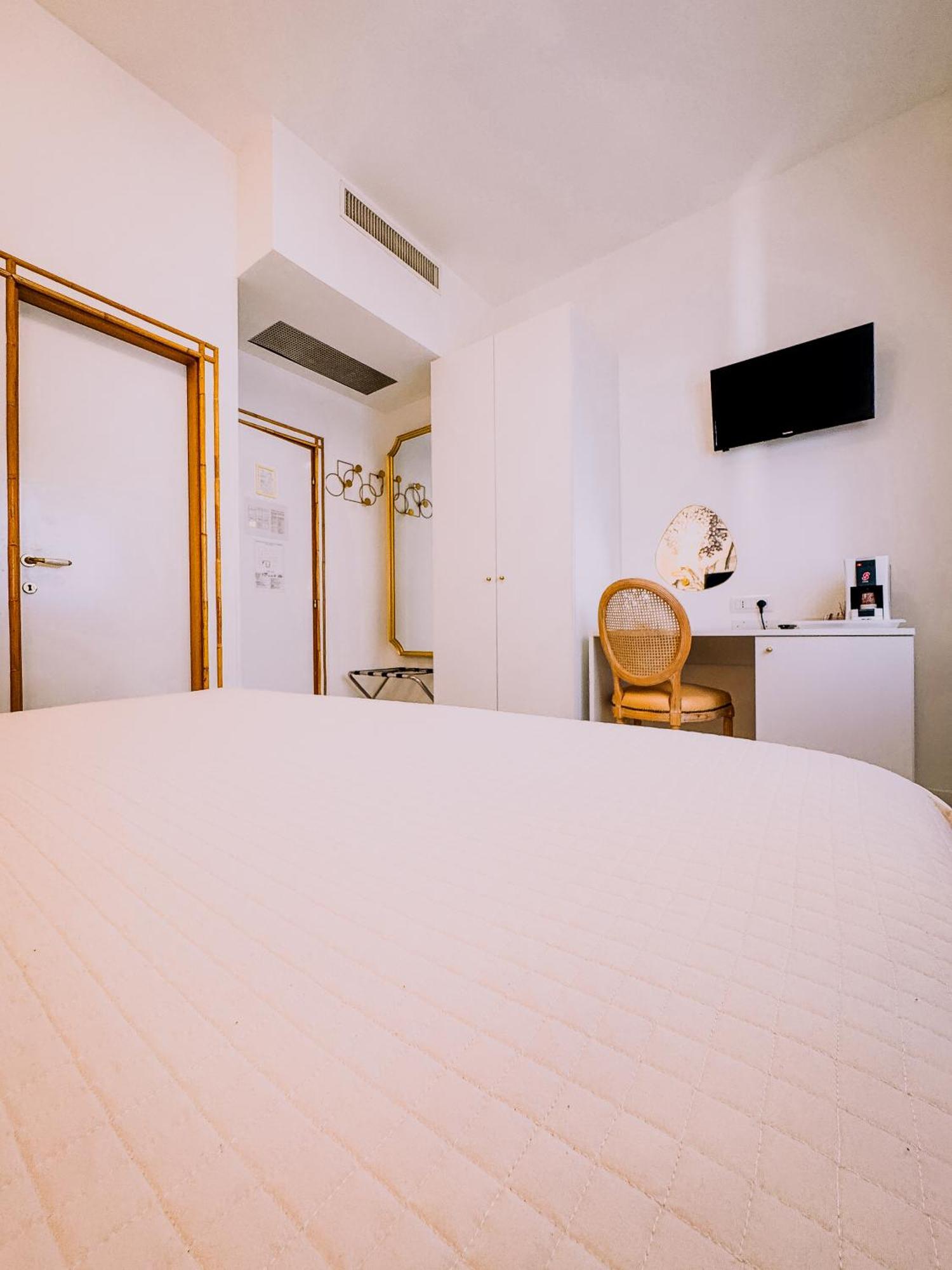 Hotel President - Vintage Hotel In Centro Riccione Bagian luar foto