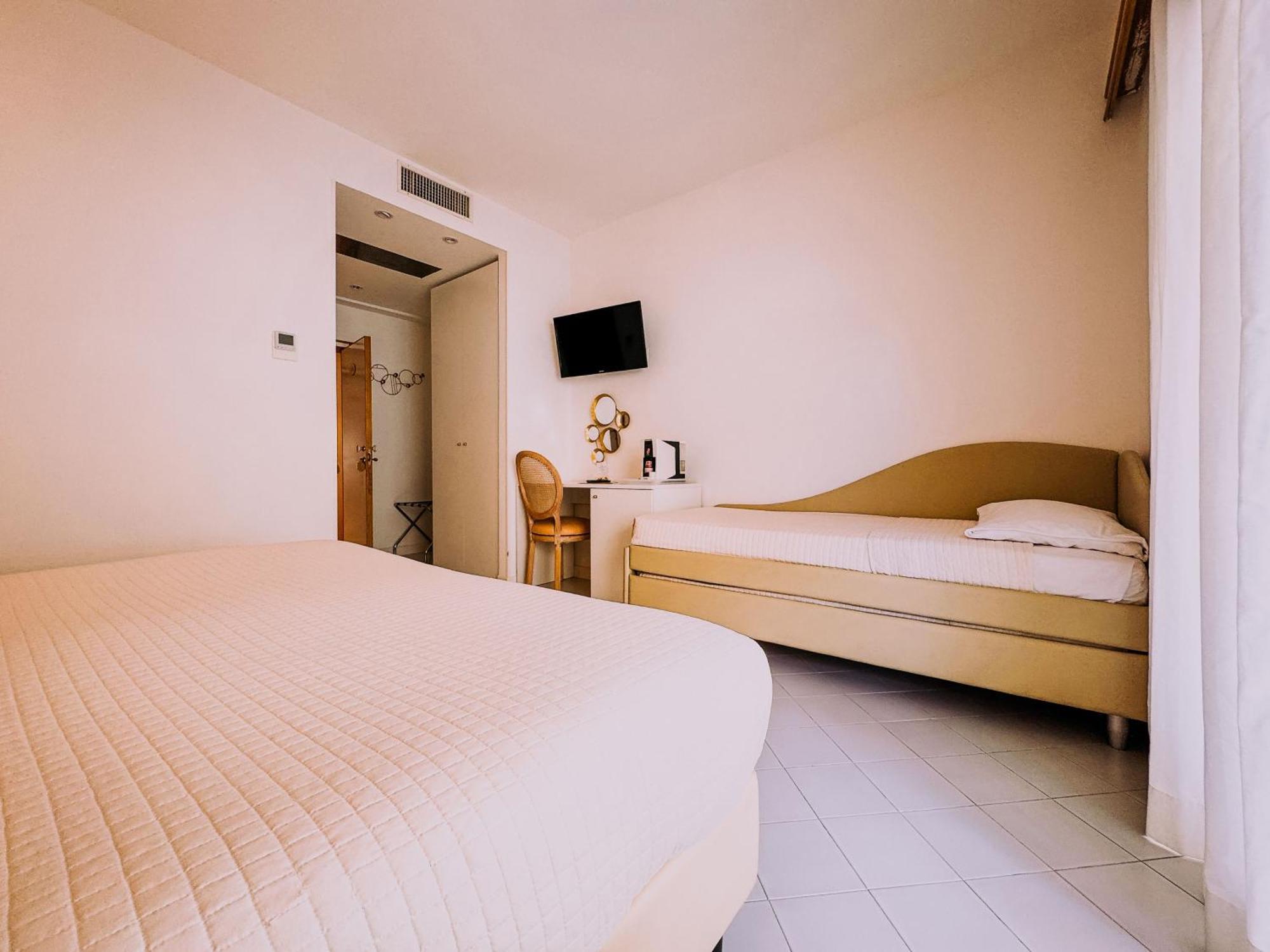 Hotel President - Vintage Hotel In Centro Riccione Bagian luar foto